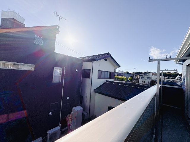 【Cradle garden】宇都宮市今泉町 第4 限定1邸の展望|○ワイドバルコニーより○
広々としたバルコニーはそれぞれの部屋から出入りできるので、家族のお布団も干しやすくなります。すっきりとした青空を望めます♪
※2025年11月撮影