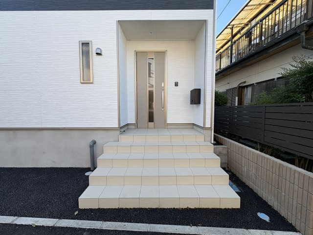 【Cradle garden】宇都宮市今泉町 第4 限定1邸の玄関|〇玄関ポーチ〇
雨の日でも安心な屋根付き、人感センサー照明付き玄関ポーチ。玄関ドア脇には嬉しい宅配ＢＯＸ付き！また防犯カメラも完備されておりますのでお子様の留守番も安心です♪
※2025年11月撮影