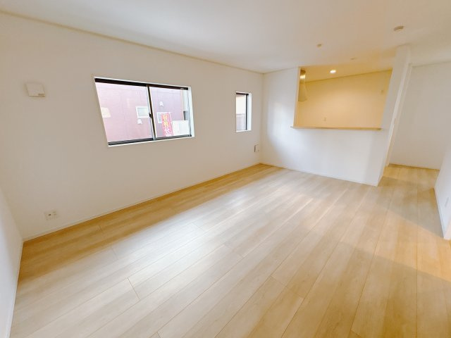 【Cradle garden】宇都宮市今泉町 第4 限定1邸の居間・リビング|〇LDK17.5帖〇
キッチンで料理をしながらもリビング・ダイニング側に目が届き、家族やゲストと会話を楽しめます。ご家族とのコミュニケーションも捗ります♪
※2025年11月撮影