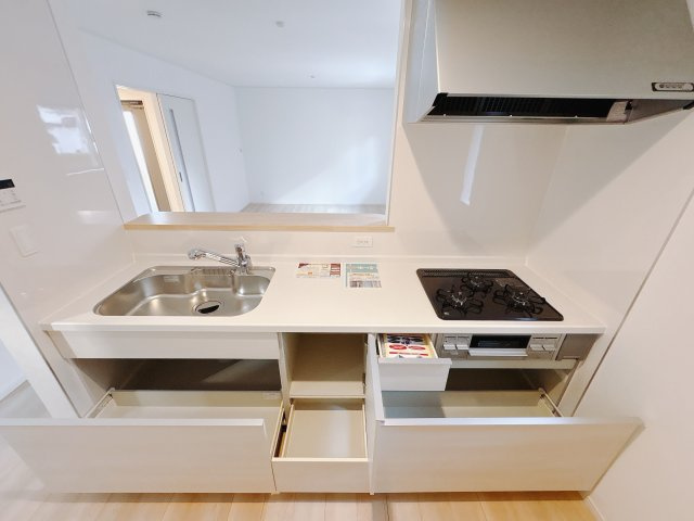 【Cradle garden】宇都宮市今泉町 第4 限定1邸のキッチン|〇対面式キッチン〇
キッチンのスライド収納は食器や調理器具が出し入れがしやすく便利です。たっぷりと収納できるので、キッチン周りをきれいに保てます♪
※2025年11月撮影