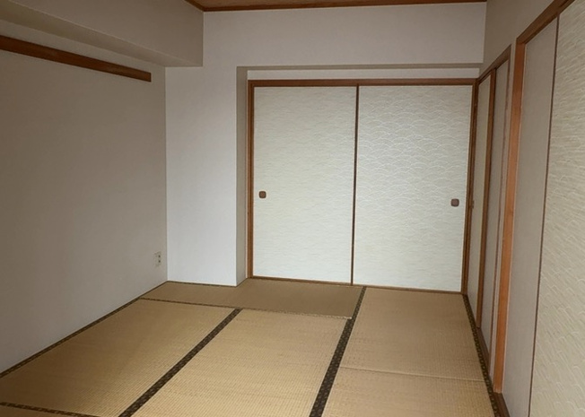 【寝室】 | ルミナス相模原 | 寝室でゆっくりと過ごすためにはベッド周りの適度な空間を担保することや窓の位置、照明の明るさ、寝室の広さなどを考える必要があります。自身や家族の構成とライフスタイルに併せて寝室にする部屋を選びましょう！