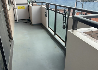 【バルコニー】 | ルミナス相模原 | バルコニーは、室外の専用スペースのうち、「屋根がなく開放された空間」であるものを指します。ベランダより広いタイプのものが多く、日当たりもよいため家庭菜園などを楽しみたい人にとって適した環境となります。