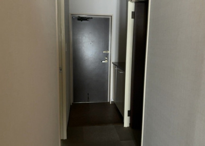 【玄関】 | ルミナス相模原 | 玄関は家の顔でもあり、家族以外の目にも止まる場所です。玄関は外との間を仕切る扉、靴などをしまっておく収納スペース、靴脱ぎのたたきスペース、来客とのやり取りをするドアホンなど複数のアイテムからなります。