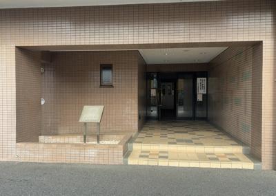 【エントランス】 | ルミナス相模原 | マンションのエントランスには、もともと風よけや防犯の役割がありますが、マンションによって宅配ボックスなどの設備が備わっている所もあります。日々の生活をイメージしながら生活しやすさをチェックしましょう。