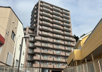 【外観】 | ルミナス相模原 | 外観はマンション管理がされているかの目安になります。築年数が古いと、壁面は劣化してひび割れが生じることも！建物が古びていても細かいところが修繕されていると、きちんと管理されているなぁと感じるでしょう。
