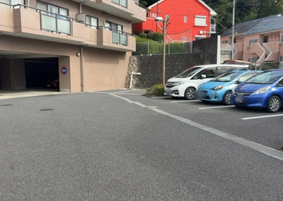 【駐車場】 | ルミナス相模原 | 車一台あたりに必要なスペースは、標準サイズの普通自動車で横幅2m50cm、長さ5mは必要になります。ただし、乗降のことも考慮して横幅3m30cm、長さ5m50cmほどは確保できるところを選びましょう。