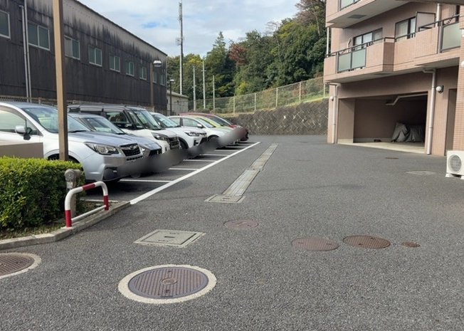【駐車場】 | ルミナス相模原 | 駐車場と明記されていても、最小スペースでつくられた駐車場だと大型車は駐車できなかったり、出入りしにくくなったりする可能性があります。お車のサイズと購入したい物件の駐車場のサイズを現地で確認しましょう。