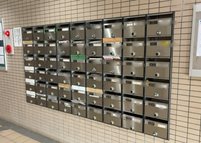 【設備】 | ルミナス相模原 | エントランス付近に設置されている集合ポストは、住んでいる部屋と離れているため、ポストをあさるなど誰かに何かされていても被害に気づきにくいです。入居する時には他人に特定されにくい番号で鍵をかけましょう！
