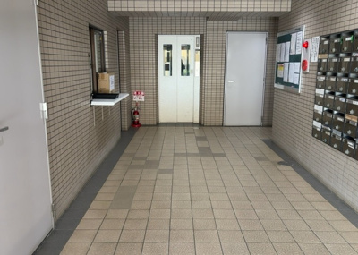 【ロビー】 | ルミナス相模原 | ラウンジは、マンションの共用スペースに椅子やテーブルなどを配置した利用者が寛げる空間です。屋内型ラウンジと屋外型ラウンジがあります。共用部分の管理状況と合わせて、詳細については現地でご確認ください。