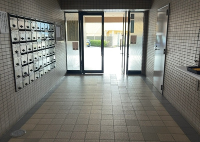 【ロビー】 | ルミナス相模原 | ロビーというと、エントランスと何がちがうの？と思いますよね。実はロビーとエントランスには明確な決まりはありません。物件によっては、エントランスを入って広がるある程度の広さのある空間がロビーとなります。