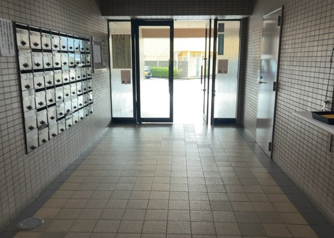 【ロビー】 | ルミナス相模原 | ロビーというと、エントランスと何がちがうの？と思いますよね。実はロビーとエントランスには明確な決まりはありません。物件によっては、エントランスを入って広がるある程度の広さのある空間がロビーとなります。