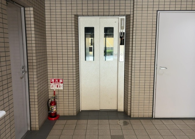 【その他共用部分】 | ルミナス相模原 | 共有部分は、住民なら誰もが使える設備のこと。例えば駐車場やエレベーター、インターネット設備、セキュリティ設備などがあります。他にも、マンションの廊下・外部階段やエントランス・ゴミ置き場などがあります。