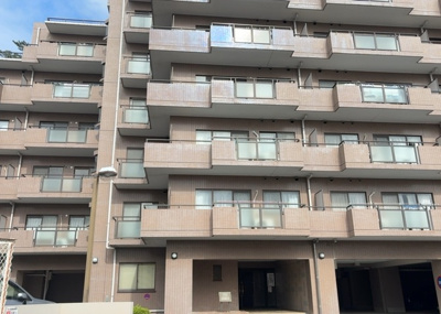 【外観】 | ルミナス相模原 | ＲＣ造、Reinforced Concreteは直訳すると補強されたコンクリートです。主に柱や梁・床・壁が鉄筋とコンクリートで構成おり、鉄筋を組んだ型枠にコンクリートを流し込んで固めたものを指します。