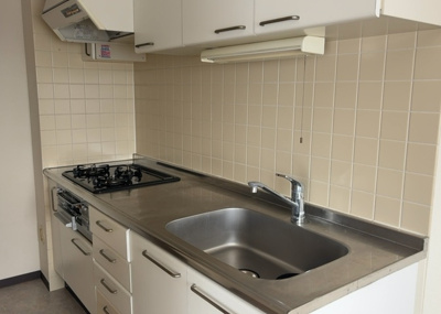 【キッチン】 | ルミナス相模原 | 標準的なシステムキッチンの横幅は、165cm～300cm程度です。2100・2400・2550・2700などミリ単位で表記されます。普段どのように料理をするのかを想定しながら合ったサイズを選びましょう