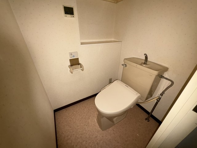 【トイレ】 | ルミナス相模原 | トイレは大きさや形、機能、抗菌性などが異なる多種多彩なタイプが各メーカーから出ています。それぞれに良さがあるため、事前にどういったタイプのトイレがいいのかをご家庭内で決めて、内見に行くといいでしょう。