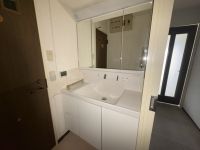 【独立洗面台】 | ルミナス相模原 | 洗面化粧台では顔を洗ったり、身だしなみを整えることが本来の使い方ですが、用途によっては洗面化粧台に求められる機能が違ってくるため、ご自身や家族のライフスタイルに合ったものを選ぶことをおすすめ致します。