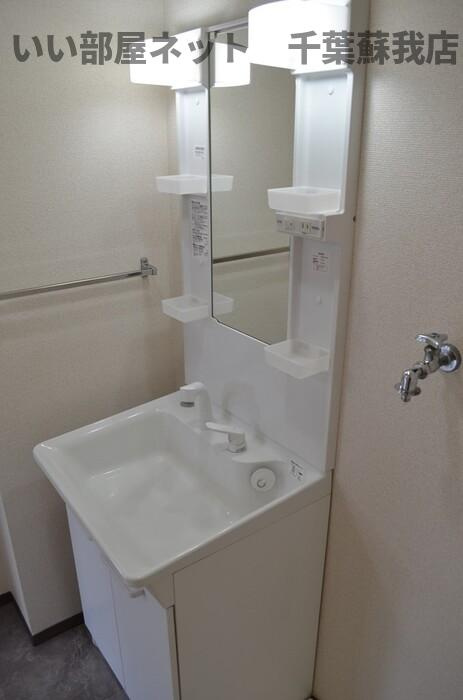 カナリアンハイツの洗面所|ゆったりとスペースのある洗面所