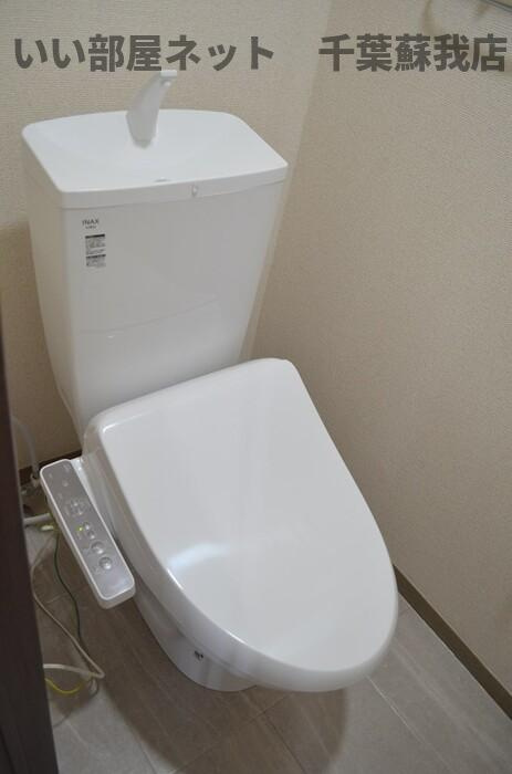 カナリアンハイツのトイレ|落ち着いた色調のトイレです