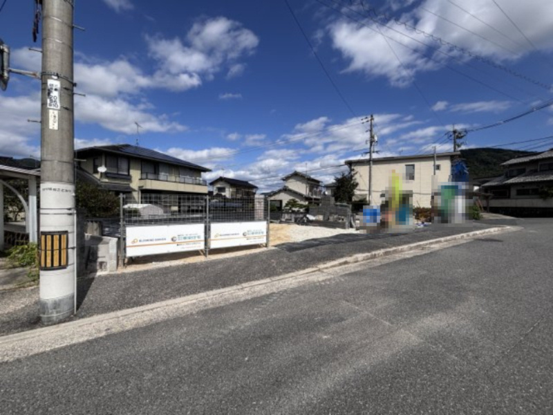 広島市安佐南区伴東８丁目の新築一戸建の前面道路含む現地写真