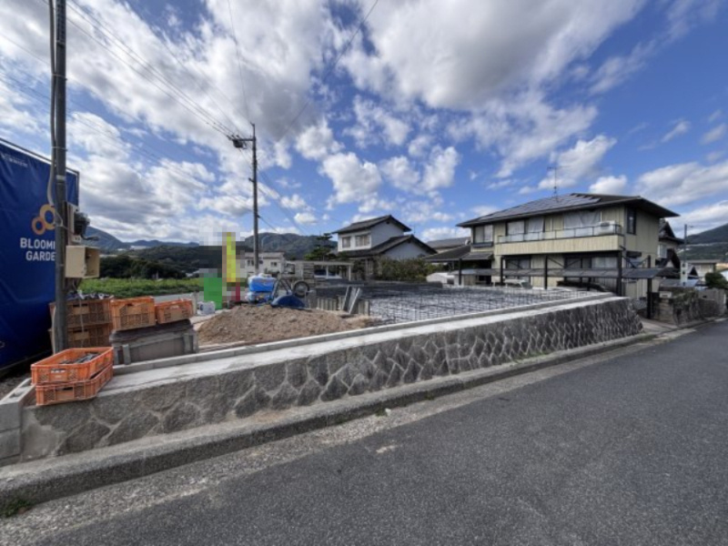 広島市安佐南区伴東８丁目の新築一戸建の前面道路含む現地写真