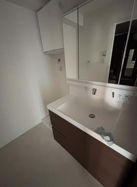 第２みずほ台マンションの独立洗面台|三面鏡の使いやすい洗面台です