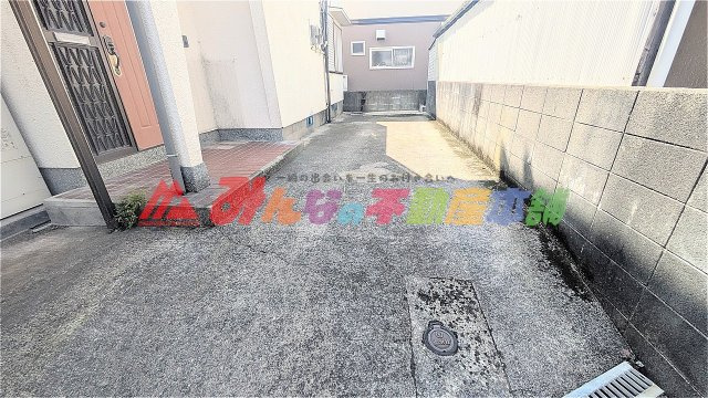 久留米市津福本町の中古一戸建の駐車場