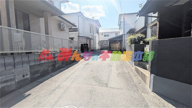 久留米市津福本町の中古一戸建の前面道路含む現地写真