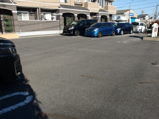 センチュリィー・ティアラの駐車場
