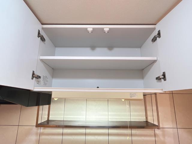 エバーハイツ春日のキッチン|キッチン吊り戸棚