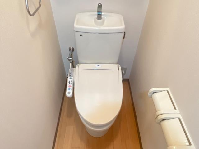 エバーハイツ春日のトイレ|シャワー付トイレ
