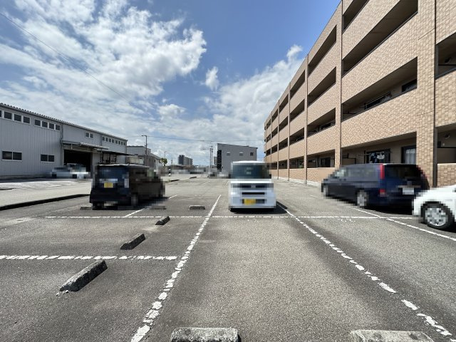 エピナール北久保の駐車場