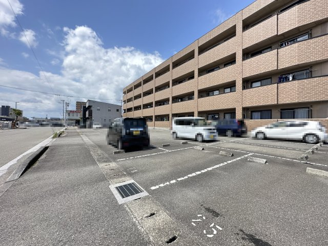 エピナール北久保の駐車場