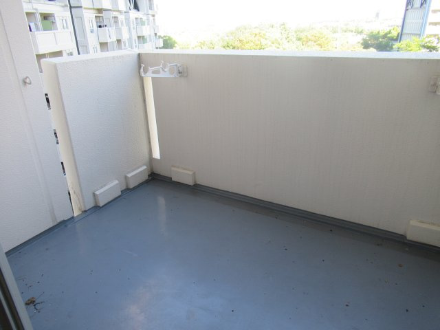 兵庫県公社　芦屋浜高層（高浜）１号棟のバルコニー|外からの目が気にならないバルコニーで洗濯物が干せます