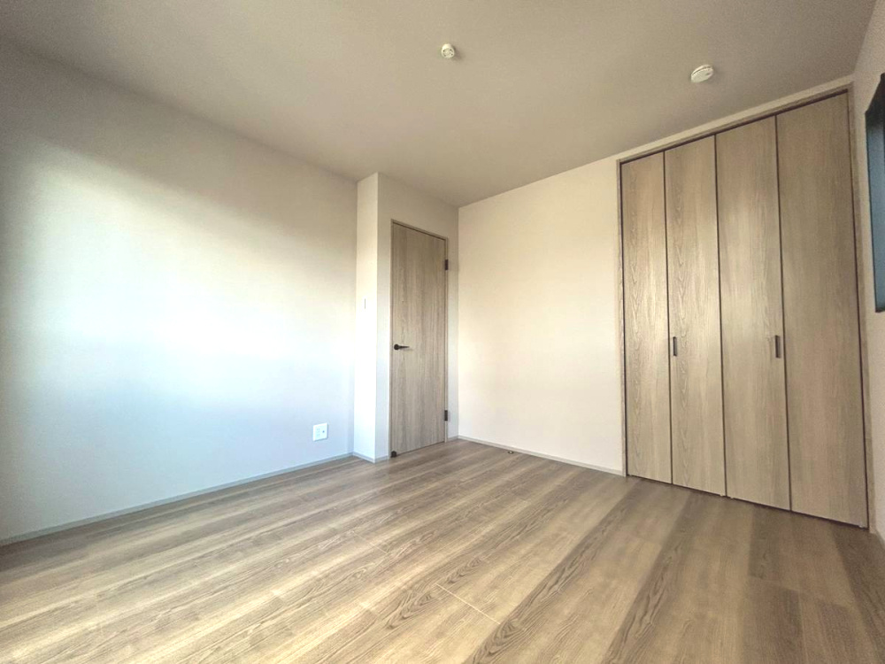 【商談中】京都市中京区西ノ京藤ノ木町の洋室|3階 洋室（約6.56帖）
収納スペースが充実しております！