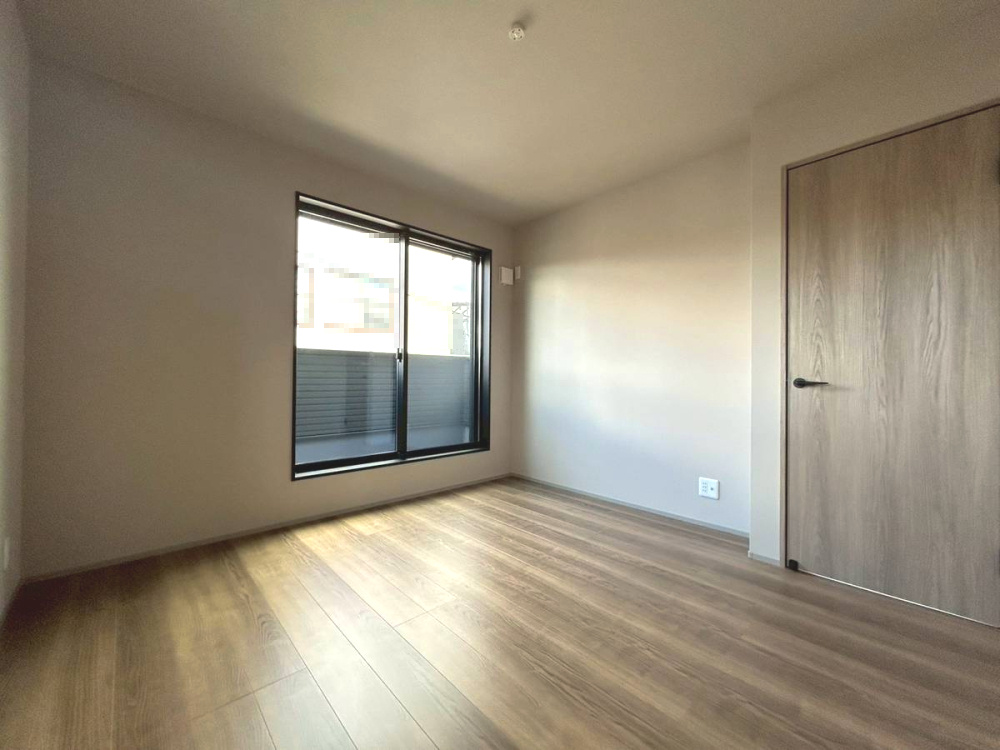 【商談中】京都市中京区西ノ京藤ノ木町の洋室|家事効率の良い動線で、バルコニーへのアクセスも便利です。