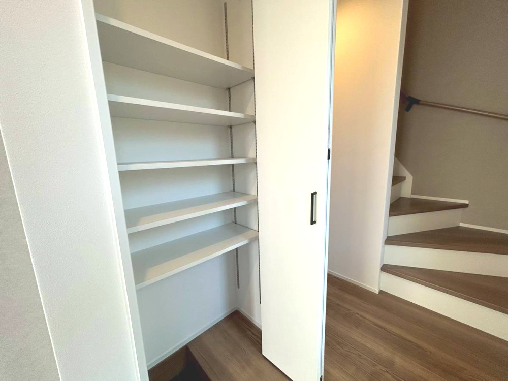 【商談中】京都市中京区西ノ京藤ノ木町の収納|階段横に収納がございます。