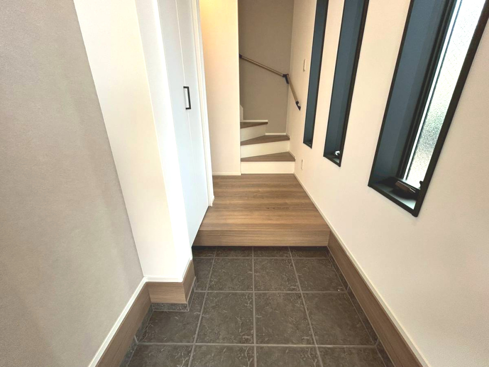 【商談中】京都市中京区西ノ京藤ノ木町の玄関|玄関収納で靴や小物もすっきり収納。
窓から明るい光が差し込む、気持ちの良い玄関です！