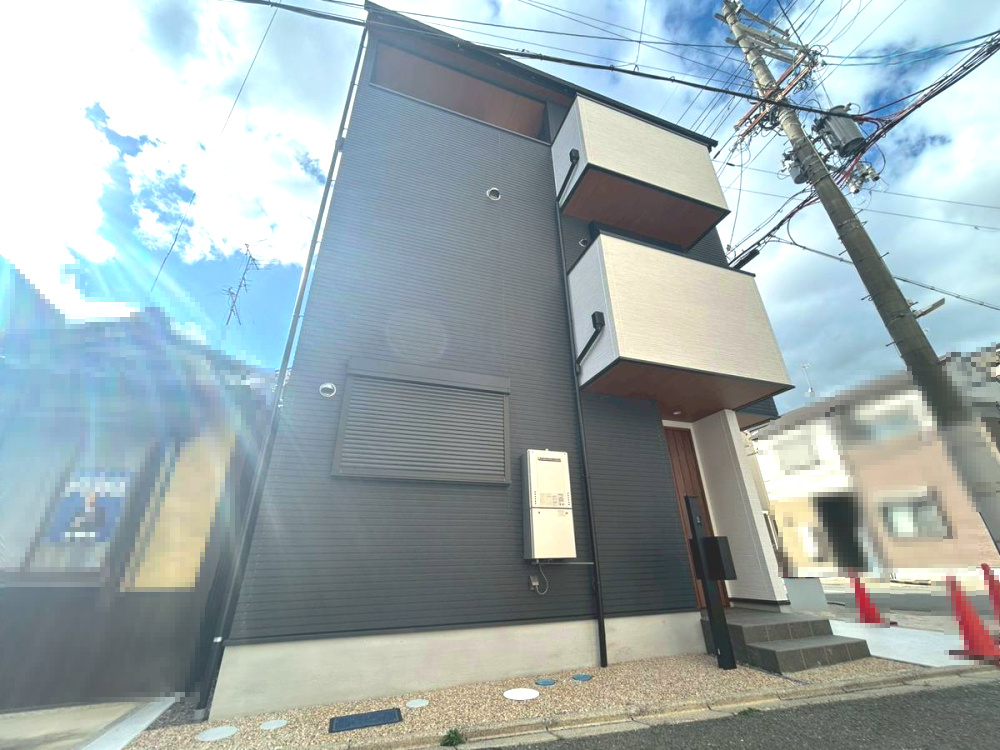 【商談中】京都市中京区西ノ京藤ノ木町の外観|木造3階建ての新築戸建てです。
