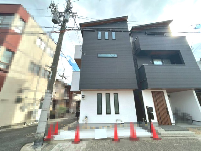 京都市中京区西ノ京藤ノ木町の前面道路含む現地写真|二方角地です！
北側公道幅員約5.9m・東側公道幅員約7.7ｍ