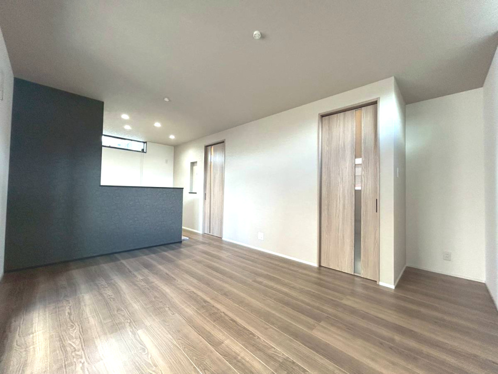 【商談中】京都市中京区西ノ京藤ノ木町の居間・リビング|2階 対面キッチンのLDK（約13.74帖）
グレーのアクセントクロスがオシャレです♪