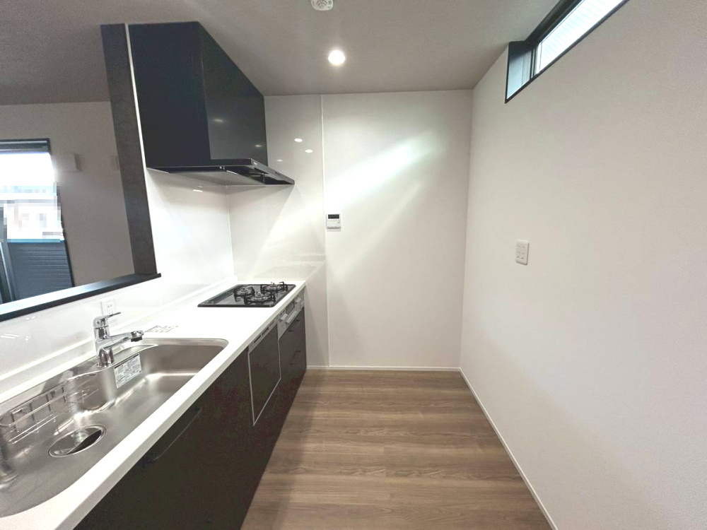 【商談中】京都市中京区西ノ京藤ノ木町のキッチン|広々とした調理スペースで、使い勝手の良いキッチンです。