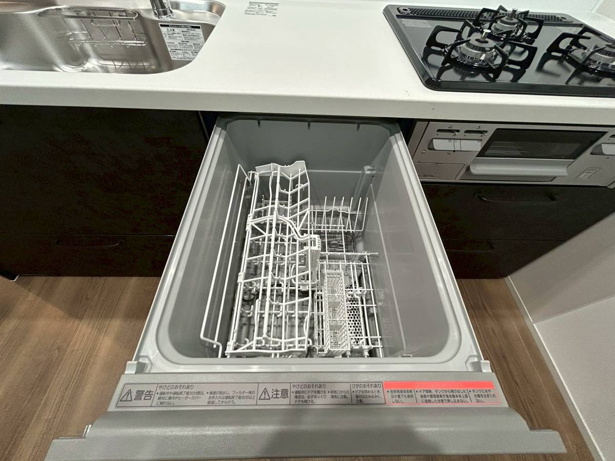 【商談中】京都市中京区西ノ京藤ノ木町のキッチン|忙しい朝や夜も安心！食洗機完備で家事効率アップ。