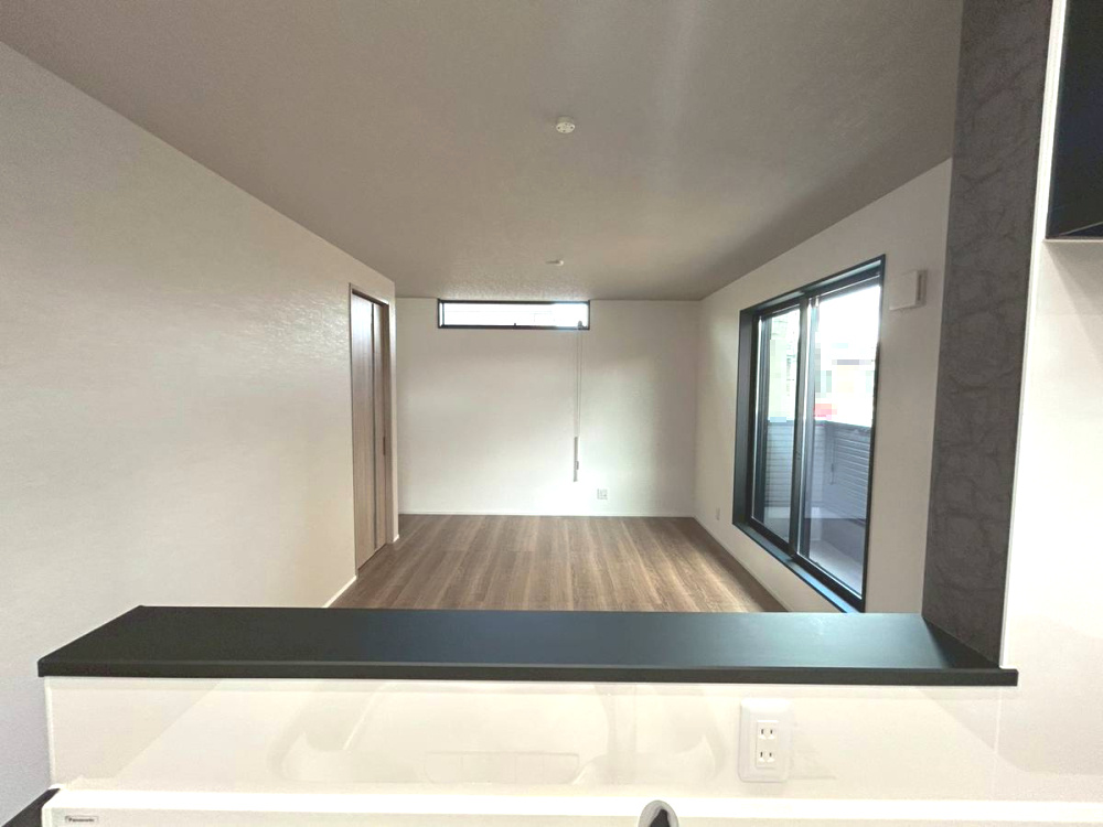 京都市中京区西ノ京藤ノ木町のキッチン|家事をしながらでもお子さまに目が届く、子育て世帯に嬉しい間取りです。