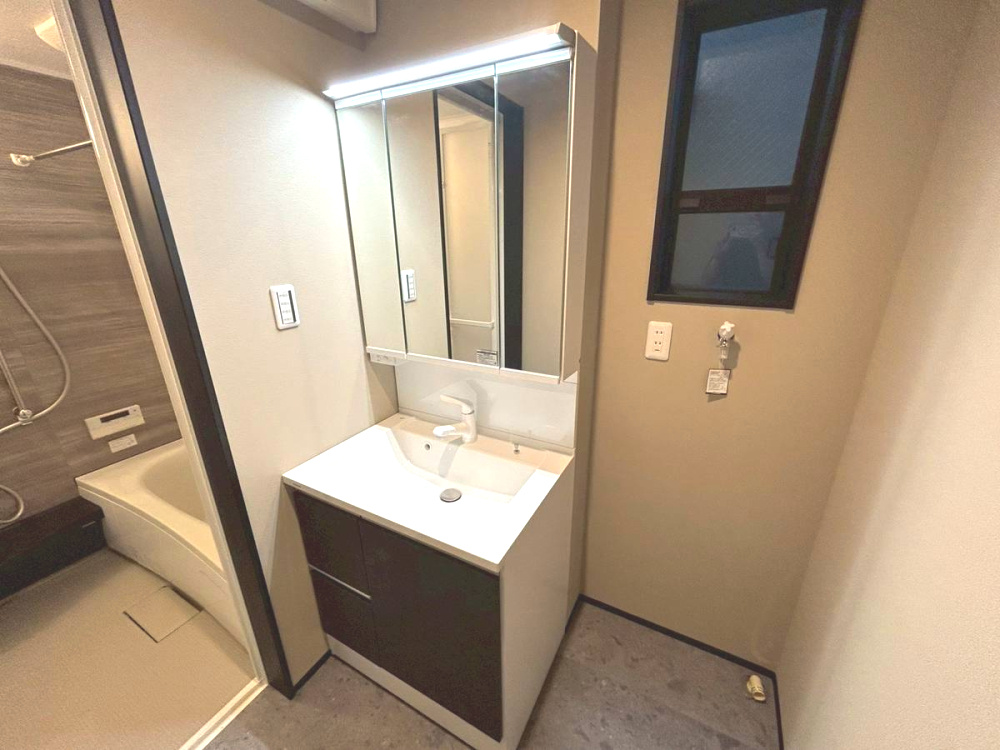 【商談中】京都市中京区西ノ京藤ノ木町の独立洗面台|家族みんなが使いやすい、三面鏡付き洗面化粧台。
