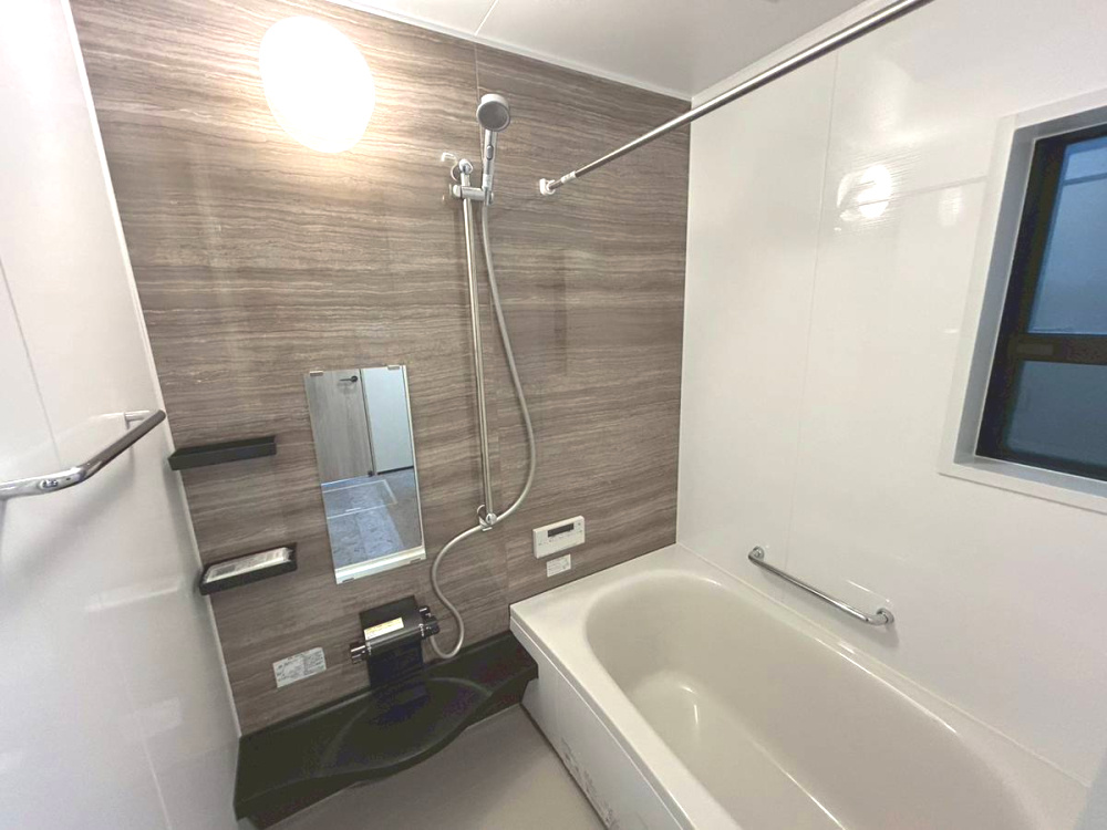 【商談中】京都市中京区西ノ京藤ノ木町の浴室|肩まで浸かれる広々とした浴槽を備えています。