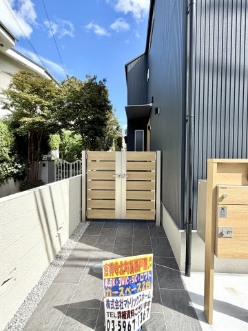 武蔵野市吉祥寺北町1丁目　土地48坪　ZEH水準省エネ邸宅の玄関