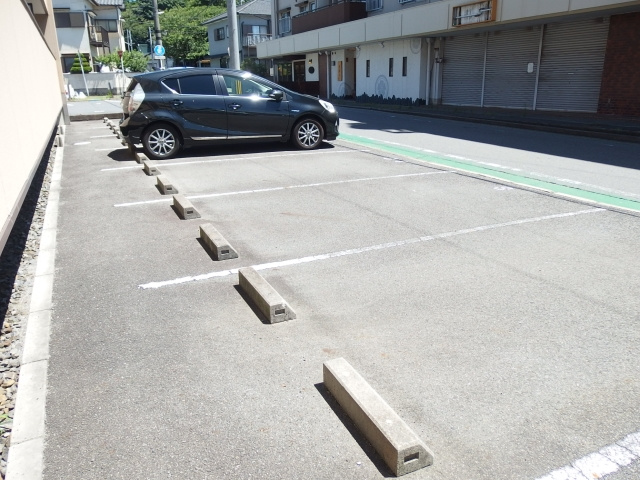 フィクシー金谷の駐車場