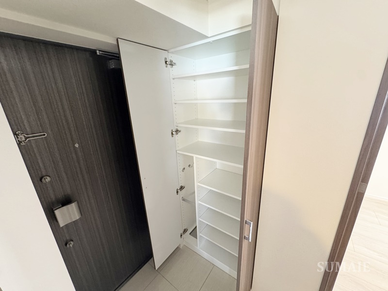 ベルシード板橋本町プレミアⅡの玄関|シューズボックスです