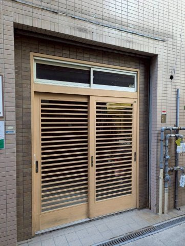 鶴橋本通商店街店舗の玄関