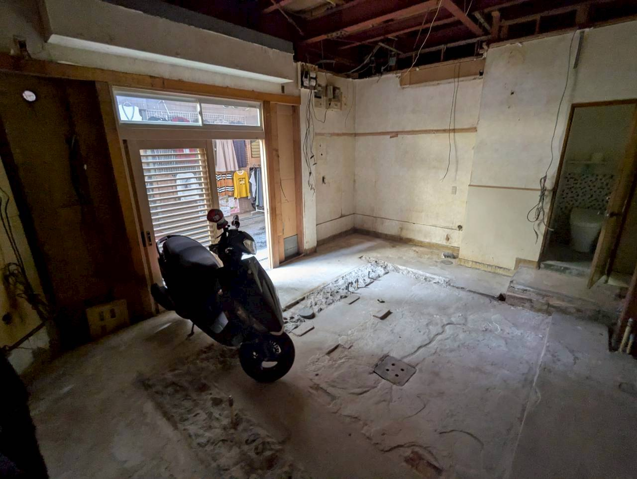 鶴橋本通商店街店舗の内装